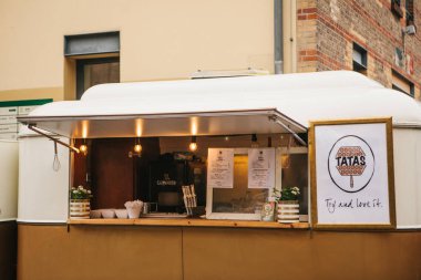 Berlin, 1 Ekim 2017: Rahat küçük mini otobüs gıda pazarının aperatifler ve kahve ile