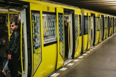 Berlin, 1 Ekim 2017: Berlin Underground. İnsanların trende var ve devam edecek.