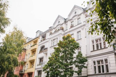 Tipik bir apartman Berlin'de. Dış multifamily kentsel ev