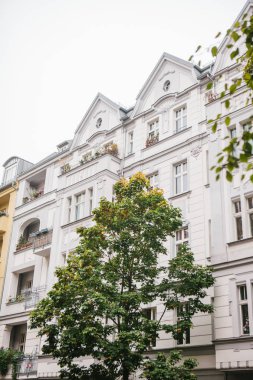 Tipik bir apartman Berlin'de. Dış multifamily kentsel ev