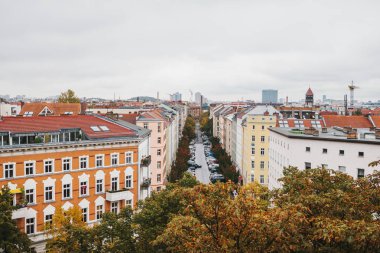 Binalar, yol ve park etmiş arabaların üzerine Almanya Berlin'de için yüksek noktasından görüntüleyin.