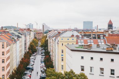 Binalar, yol ve park etmiş arabaların üzerine Almanya Berlin'de için yüksek noktasından görüntüleyin.