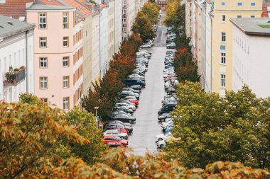 Binalar, yol ve park etmiş arabaların üzerine Almanya Berlin'de için yüksek noktasından görüntüleyin.