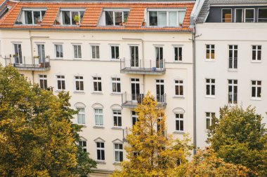 Sokaklarda Almanya Berlin'de ağaçlarda binalarla ile yüksek noktasından görüntüleyin. Büyük şehir'in mimaride.