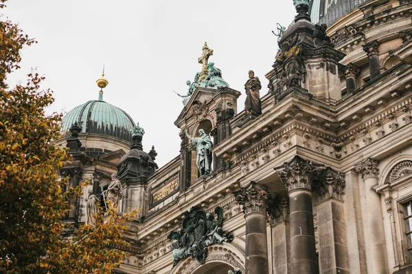 Katedra Berlińska nazywa Berliner Dom. piękny stary budynek w stylu klasycyzmu i baroku z krzyżem i rzeźby. — Zdjęcie stockowe