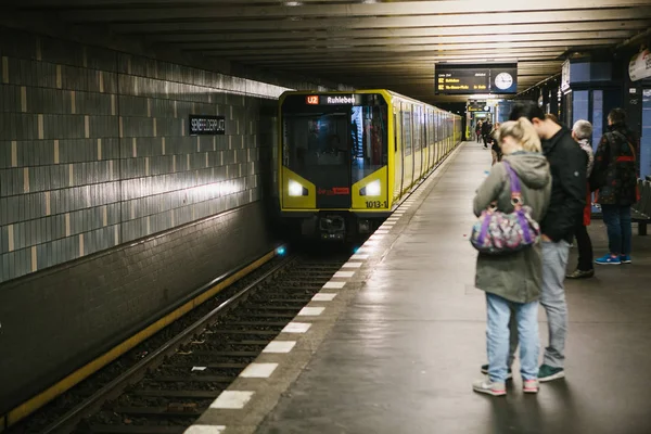 Berlín, 1 de octubre de 2017: El metro de Berlín. La gente se para en el andén y espera el tren. . — Foto de Stock