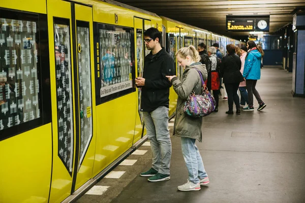 Berlin, 1 октября 2017: The Berlin Underground. Люди стоят на платформе и ждут поезда. . — стоковое фото