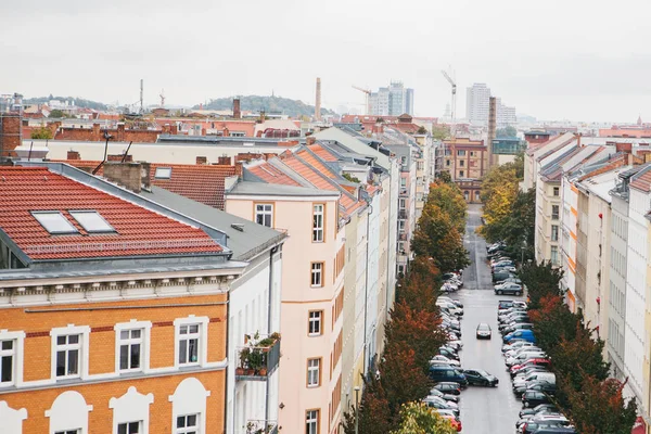 Vista desde el punto alto a la calle con edificios, carreteras y coches aparcados en ella en Berlín en Alemania . — Foto de Stock