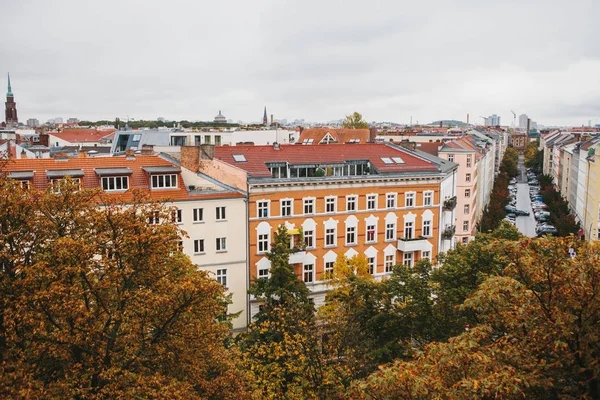 Sett ovenfra og ut på gaten med bygninger, veier og parkerte biler i Berlin i Tyskland . – stockfoto