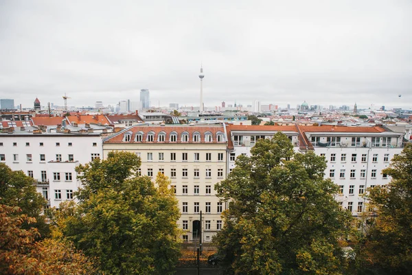 Se fra topp til tå med bygninger med trær i Berlin i Tyskland. Arkitektur av storbyen . – stockfoto