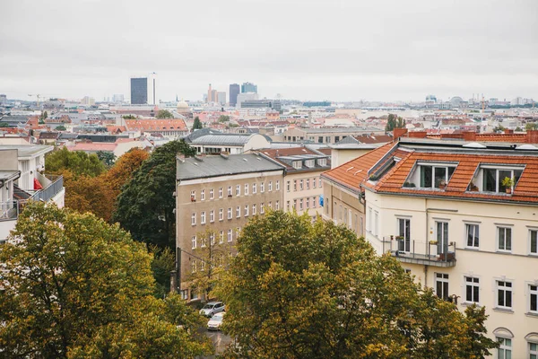 Se fra topp til tå med bygninger med trær i Berlin i Tyskland. Arkitektur av storbyen . – stockfoto