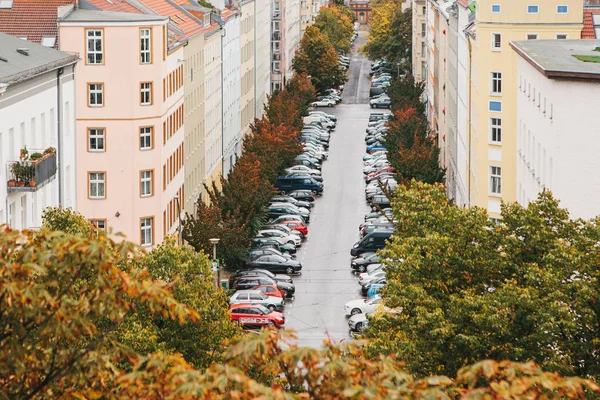 Sett ovenfra og ut på gaten med bygninger, veier og parkerte biler i Berlin i Tyskland . – stockfoto