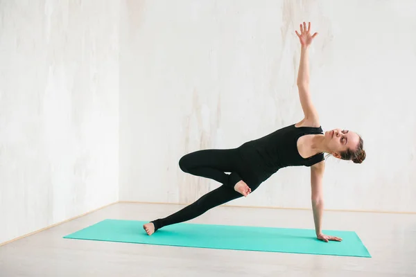 Joven hermosa mujer practicando yoga y gimnasia. Concepto de bienestar. Clases en deportes individuales . —  Fotos de Stock