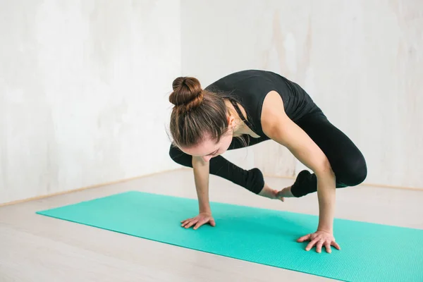 Joven hermosa mujer practicando yoga y gimnasia. Concepto de bienestar. Clases en deportes individuales . —  Fotos de Stock