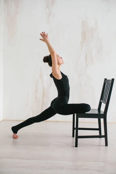 Mladá krásná žena cvičí jógu a gymnastiku. Wellness koncept. Třídy v jednotlivých sportech. — Stock fotografie