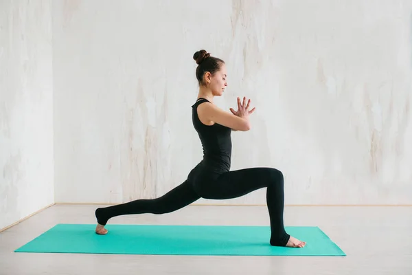 Joven hermosa mujer practicando yoga y gimnasia. Concepto de bienestar. Clases en deportes individuales . —  Fotos de Stock