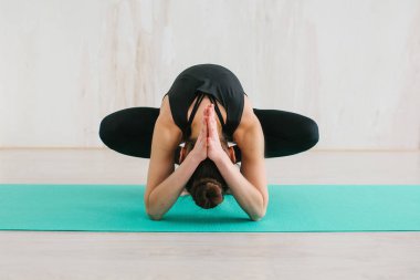 Yoga ve jimnastik yapan genç ve güzel bir kadın. Sağlık konsepti. Tek sporlu dersler.