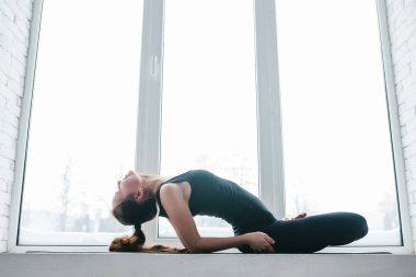 Yoga ve jimnastik yapan genç ve güzel bir kadın. Sağlık konsepti. Tek sporlu dersler.