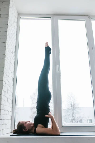 Joven hermosa mujer practicando yoga y gimnasia. Concepto de bienestar. Clases en deportes individuales . —  Fotos de Stock