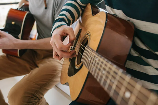 Aprender a tocar guitarra. Educação musical e aulas extracurriculares. Hobbies e entusiasmo para tocar guitarra e cantar músicas . — Fotografia de Stock