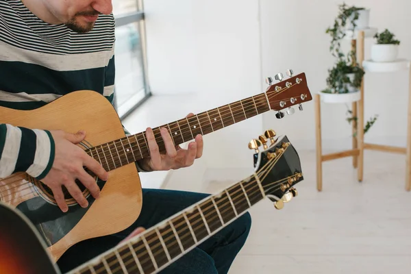 Gitar çalmayı öğrenme. Müzik eğitimi ve ders dışı dersler. Hobiler ve gitar ve şarkı oynamak için coşku.