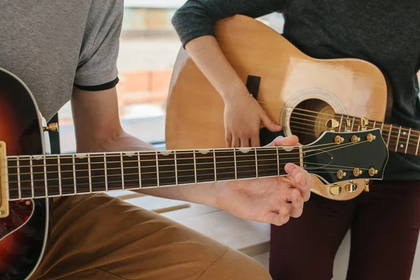 Leren om te spelen de gitaar. Muziekonderwijs en buitenschoolse lessen. Hobby's en enthousiasme voor het spelen van gitaar en liedjes zingen. — Stockfoto
