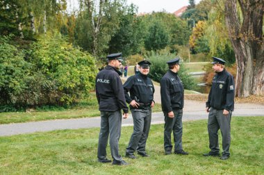 Prag, 23 Eylül 2017: Oktoberfest denilen geleneksel Alman Bira Festivali kutluyor. Polis genel bir olay olarak kamu düzeni korur. Can ve vatandaşların ve turistlerin sağlık koruma.