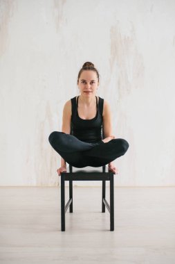 Yoga ve jimnastik yapan genç ve güzel bir kadın. Sağlık konsepti. Tek sporlu dersler.