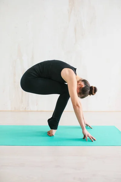 Young beautiful woman practicing yoga and gymnastic. Wellness concept. Classes in single sports. — Stock Photo, Image