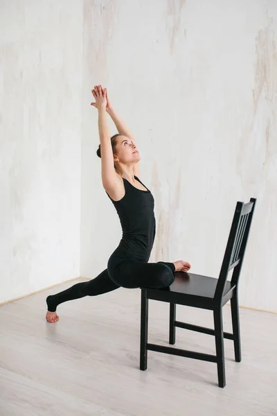 Jovem mulher bonita praticando ioga e ginástica. Conceito de bem-estar. Aulas de esportes individuais . — Fotografia de Stock