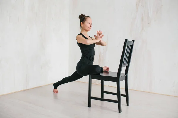 Jovem mulher bonita praticando ioga e ginástica. Conceito de bem-estar. Aulas de esportes individuais . — Fotografia de Stock