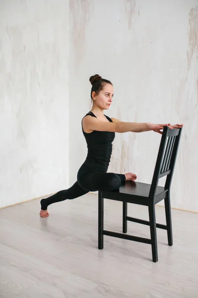 Mladá krásná žena cvičí jógu a gymnastiku. Wellness koncept. Třídy v jednotlivých sportech. — Stock fotografie