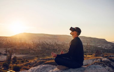 Sanal gerçeklik gözlüklü adam. Geleceğin teknolojisi kavramı. Modern görüntüleme teknolojisi.