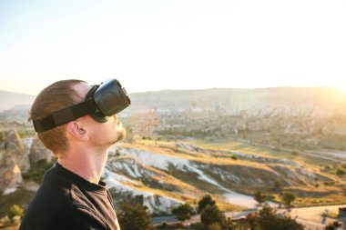 Sanal gerçeklik gözlüklü adam. Geleceğin teknolojisi kavramı. Modern görüntüleme teknolojisi.