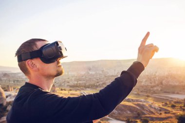 Sanal gerçeklik gözlüklü adam. Geleceğin teknolojisi kavramı. Modern görüntüleme teknolojisi.