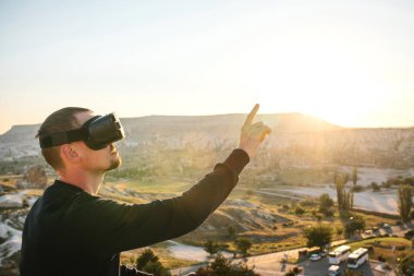 Sanal gerçeklik gözlüklü adam. Geleceğin teknolojisi kavramı. Modern görüntüleme teknolojisi.