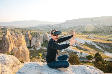 Sanal gerçeklik gözlüklü adam. Geleceğin teknolojisi kavramı. Modern görüntüleme teknolojisi.