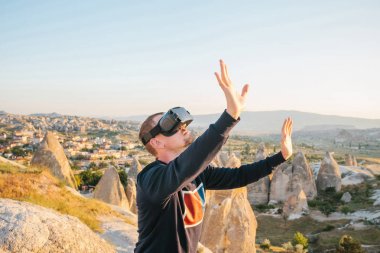 Sanal gerçeklik gözlüklü adam. Geleceğin teknolojisi kavramı. Modern görüntüleme teknolojisi.
