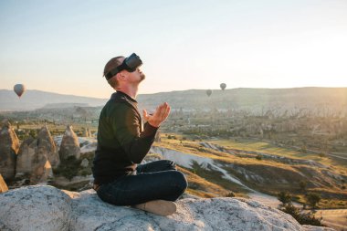 Sanal gerçeklik gözlüklü adam. Geleceğin teknolojisi kavramı. Modern görüntüleme teknolojisi.