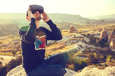 Sanal gerçeklik gözlüklü adam. Geleceğin teknolojisi kavramı. Modern görüntüleme teknolojisi.