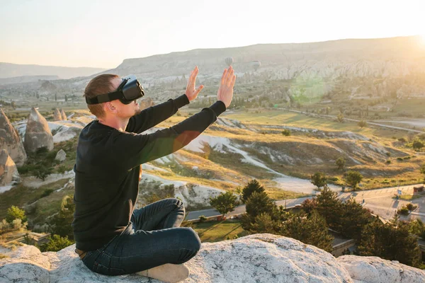 El hombre con gafas de realidad virtual. Concepto de tecnología futura. Tecnología de imagen moderna . —  Fotos de Stock