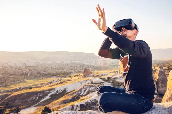 El hombre con gafas de realidad virtual. Concepto de tecnología futura. Tecnología de imagen moderna . —  Fotos de Stock