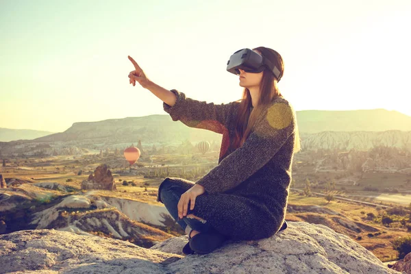 Mujer con gafas de realidad virtual. Concepto de tecnología futura. Tecnología de imagen moderna . —  Fotos de Stock