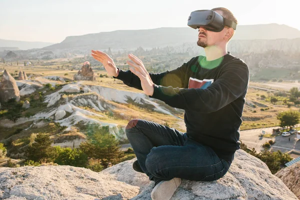 Людина в окулярах віртуальної реальності. Майбутня концепція технології. Сучасні технології візуалізації . — стокове фото