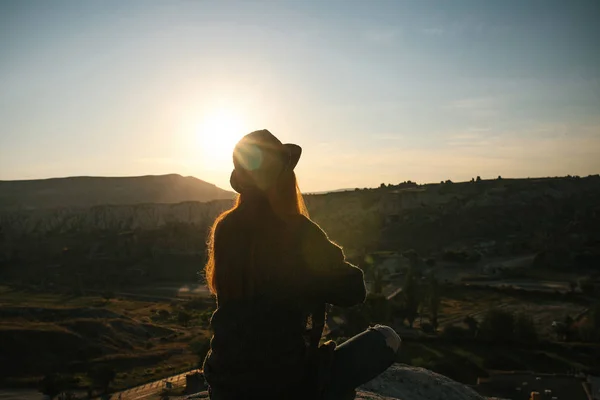 Mooi meisje beoefenen van yoga op de top van een berg in Cappadocië bij zonsopgang. Praktijken van ontspanning. — Stockfoto