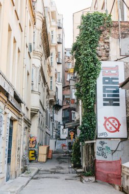 Istanbul, 15 Haziran 2017: Kentin Avrupa tipik bir sokakta görünümünü.
