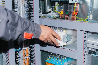 Alçak voltajlı kabin ekipman kontrol elektrikçi uzmanı