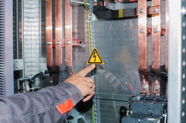 Alçak voltajlı kabin ekipman kontrol elektrikçi uzmanı