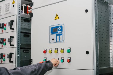 Alçak voltajlı kabin ekipman kontrol elektrikçi uzmanı