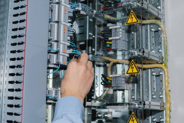Alçak voltajlı kabin ekipman kontrol elektrikçi uzmanı